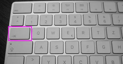 Foto einer Tastatur. Markiert ist die Tabulator-Taste.