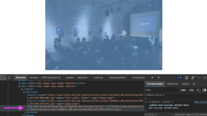 Screenshot von den geöffneten Developer Tools. Ein Pfeil zeigt auf das Alt-Attribut.