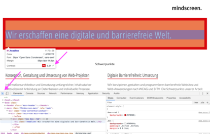 Screenshot einer Website mit offenen Developer Tools. Ein weißer Text auf rotem Hintergrund ist markiert. Das Kontextmenü zeigt den Kontrast (AA 5.34).